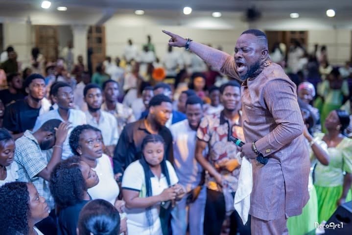 Jojo Arhin leading praise